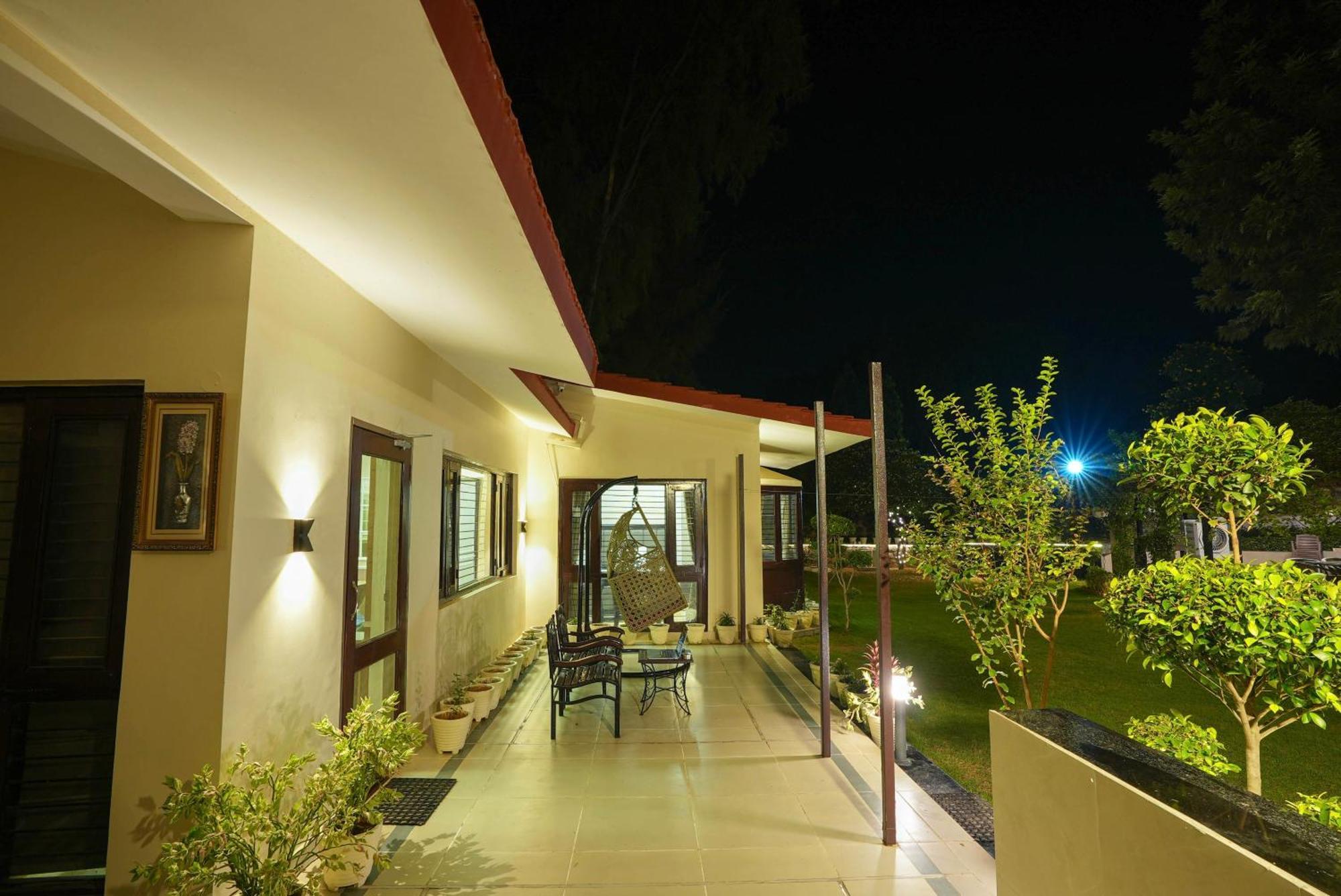 Farm The Retreat - With Private Pool Villa Manesar Bagian luar foto